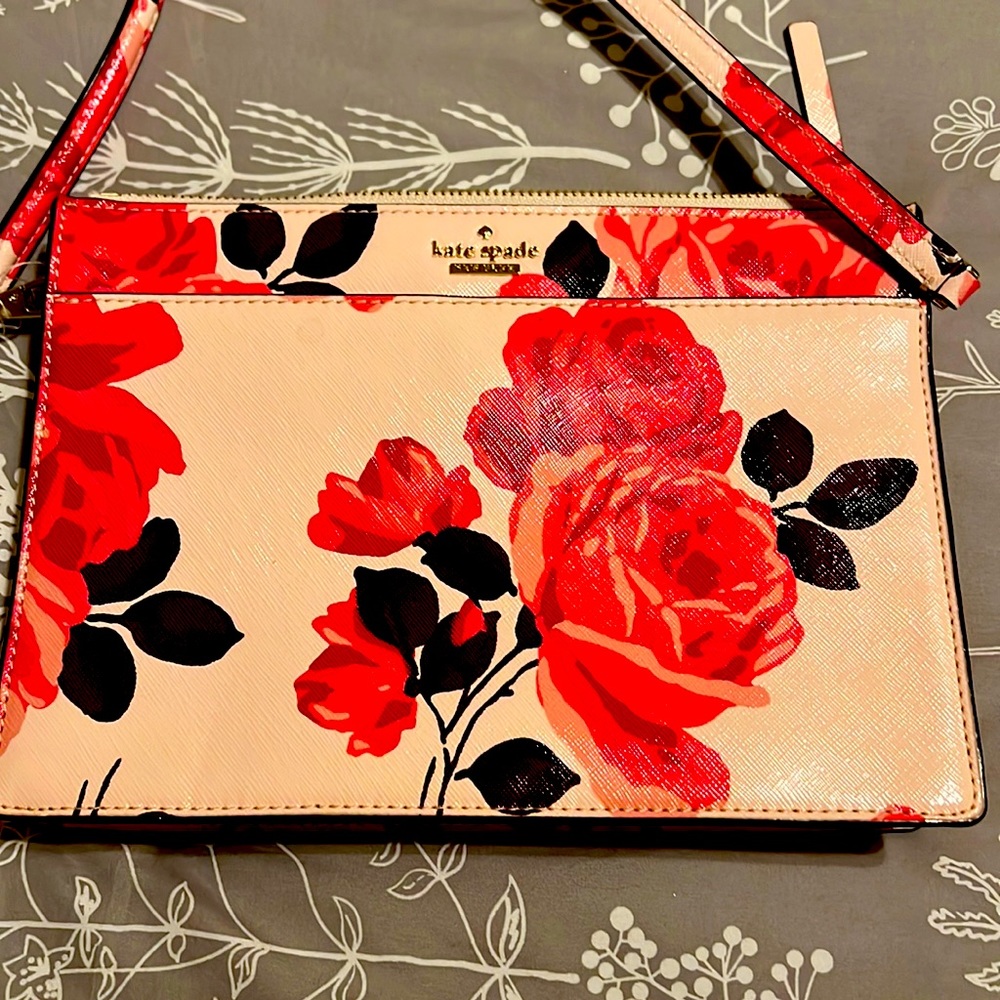 Brand new Kate spade crossbody bag . Never used approximate 6x12 in